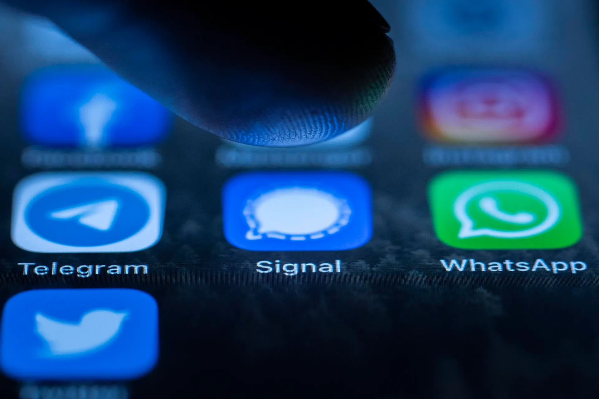 Featured image for “Hackers Bypass Signal, Telegram And WhatsApp Encryption To Read Messages”